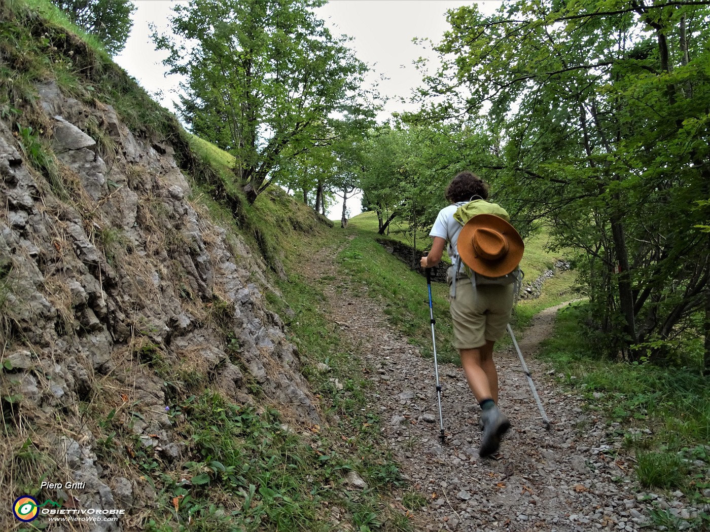 18 Saliamo a sx per vedere il roccolo Cugini (1180 m).JPG